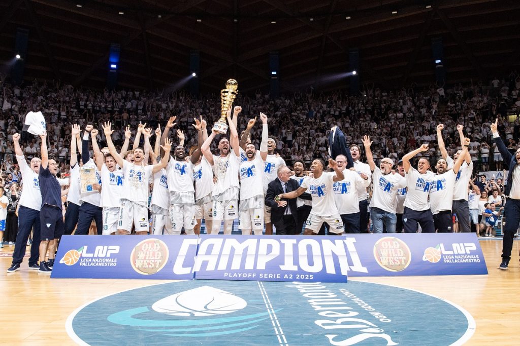 Scopri di più sull'articolo L’ACQUA S.BERNARDO È IN SERIE A: GARA 3 VA A CANTÙ 85-80