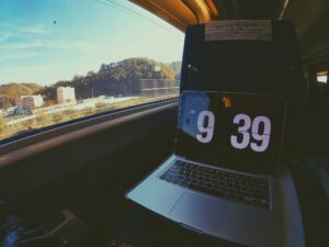 Scopri di più sull'articolo Lavorare in viaggio: come restare connessi in sicurezza ovunque tu sia