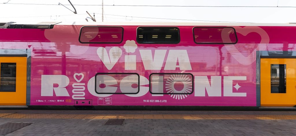Scopri di più sull'articolo Alla stazione centrale di Bologna il debutto del “Treno Riccione”  ambasciatore della città e dei parchi del gruppo Costa