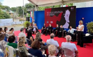 Scopri di più sull'articolo VILLAGGIO ARMA: A VILLA BORGHESE CARABINIERI, SOROPTIMIST E UNA NESSUNA CENTOMILA PER DIRE “NO” ALLA VIOLENZA DI GENERE