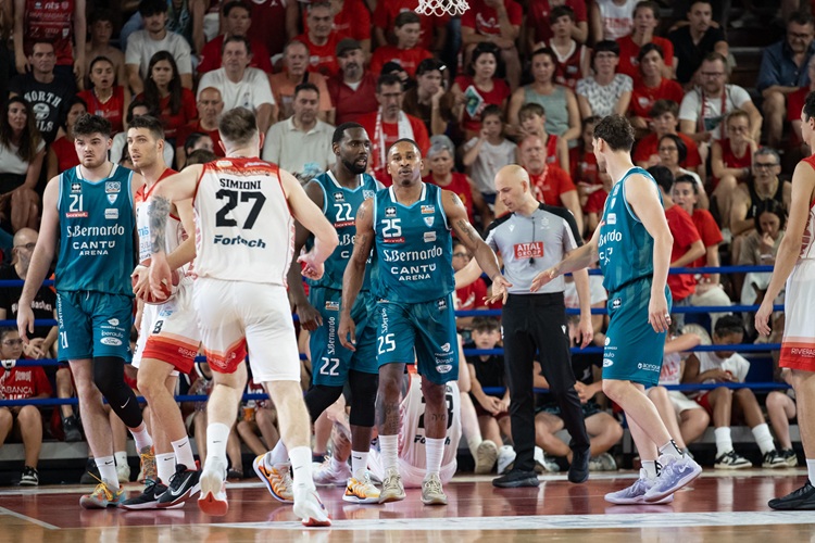 Scopri di più sull'articolo Cantù: battuta Rimini in casa si va verso lo scontro di Martedì gara due