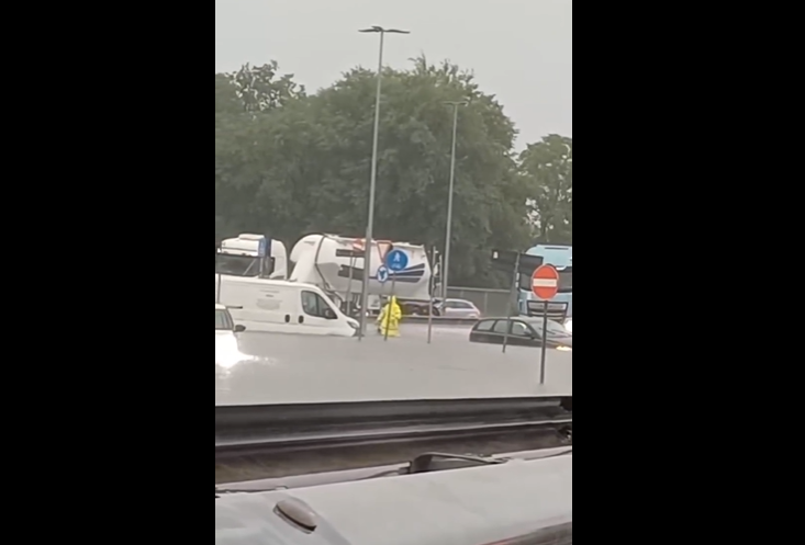 Scopri di più sull'articolo BOLOGNA: MALTEMPO IN EMILIA ROMAGNA ALLAGAMENTI STRADE IMPRATICABILI I VENTI A 100 KM/H