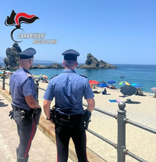 Scopri di più sull'articolo CARABINIERI SALVANO DUE BAMBINE IN BALIA DEL MARE