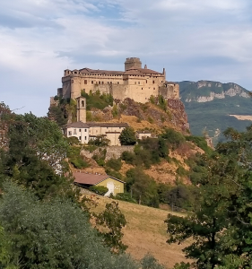 Scopri di più sull'articolo Castello di Bardi, una storia millenaria e leggende affascinanti