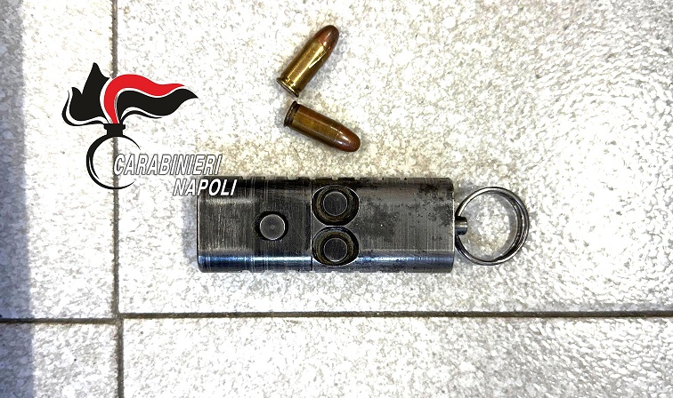 Scopri di più sull'articolo LA PISTOLA PORTACHIAVI, ARMA INEDITA SEQUESTRATA DAI CARABINIERI