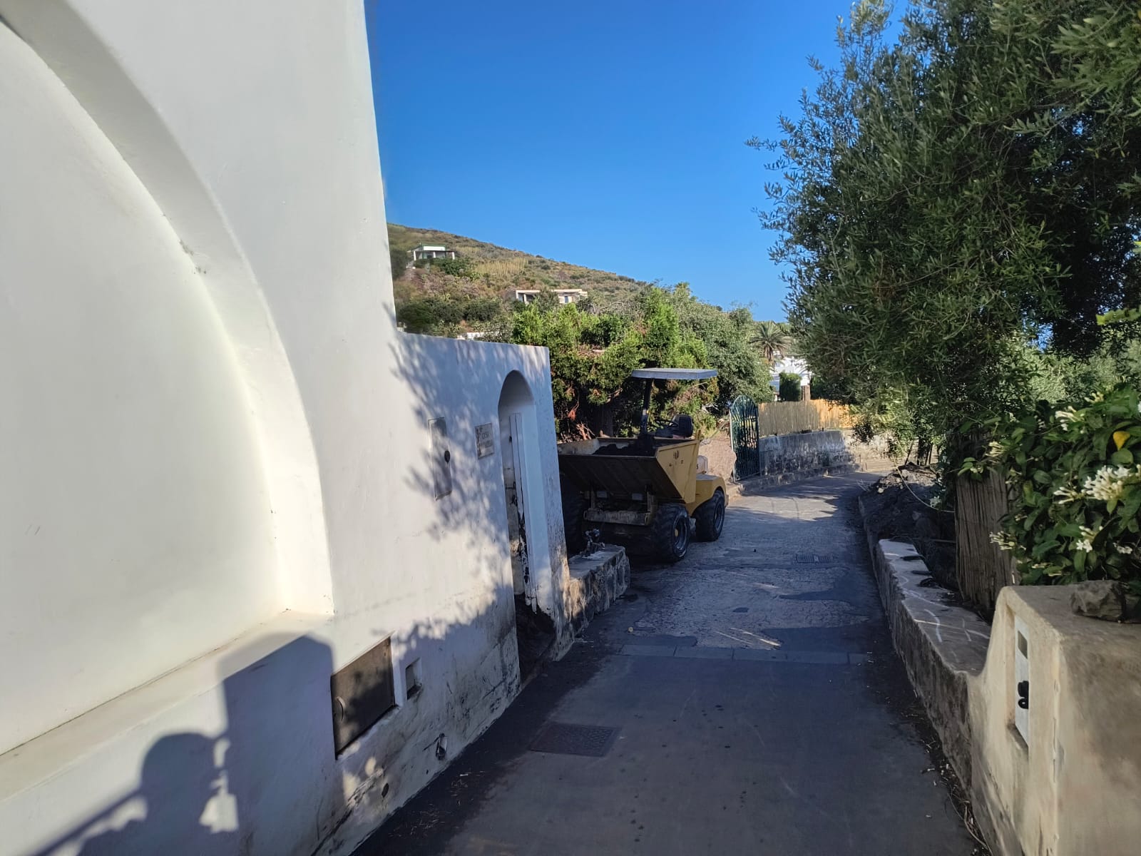 Scopri di più sull'articolo Stromboli, partiti i lavori di rimozione massi e fango e messa in sicurezza dei torrenti dopo i nubifragi dei mesi scorsi