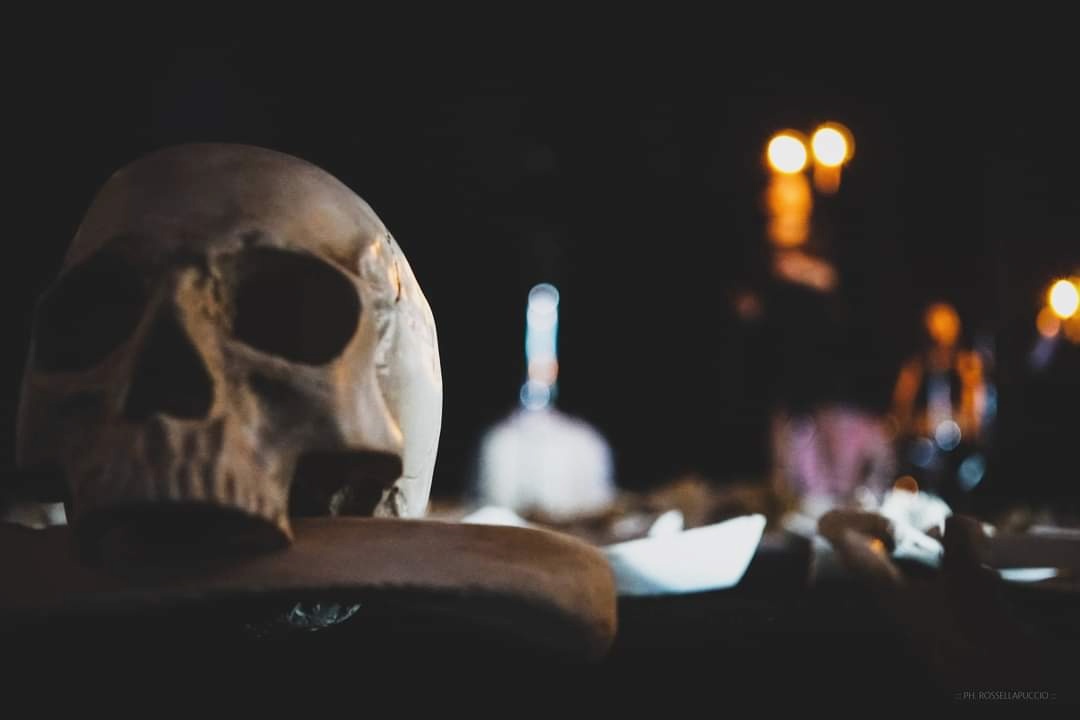 Scopri di più sull'articolo Teatro:  ROSE, un’azione teatrale diffusa ispirata al testo originale “Rusulia Superstar” di Giuseppe Massa