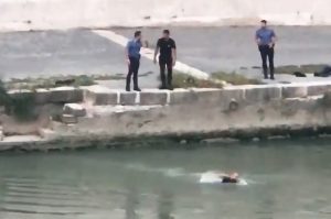 Scopri di più sull'articolo Tenta il suicidio gettandosi nel Tevere, salvato dai militari del Nucleo Radiomobile di Roma