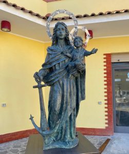 Scopri di più sull'articolo Ladri sacrileghi prendono di mira la Madonna di Porto Salvo del famoso scultore Luigi Verrino