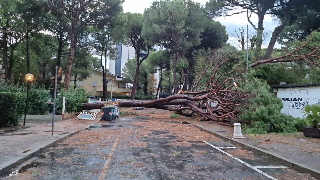 Scopri di più sull'articolo Maltempo. Violentissimo nubifragio in Romagna lungo la costa