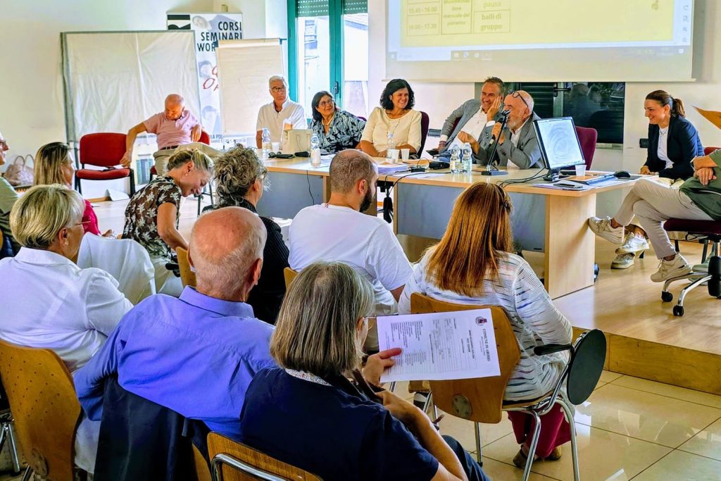Scopri di più sull'articolo AROSIO: ALESSANDRO FERMI INAUGURA L’ANNO ACCADEMICO DELL’UNIVERSITA’ DEL TEMPO LIBERO