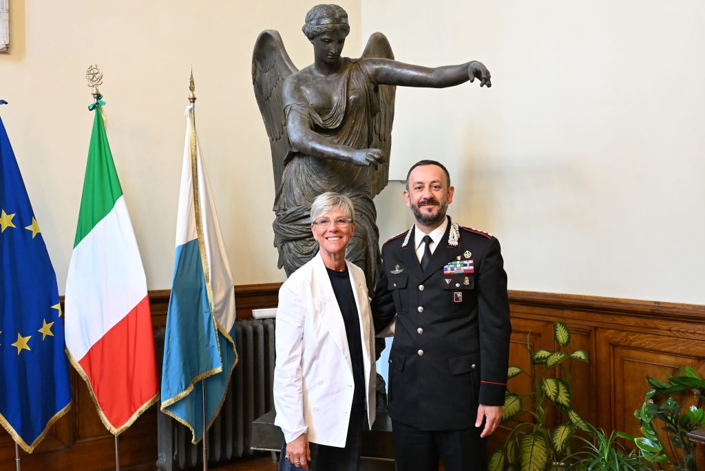 Scopri di più sull'articolo BRESCIA: LA SINDACA CASTELLETTI HA SALUTATO IL COMANDANTE DEI CARABINIERI FRAGALA’ CHE LASCIA LA CITTA’ PER NUOVO INCARICO
