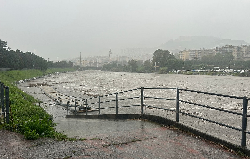 Scopri di più sull'articolo POLIZIA LOCALE, PATTUGLIA SALVA COPPIA BLOCCATA SULLA FASCIA DI RISPETTO A CAUSA DELLE FORTI PIOGGE