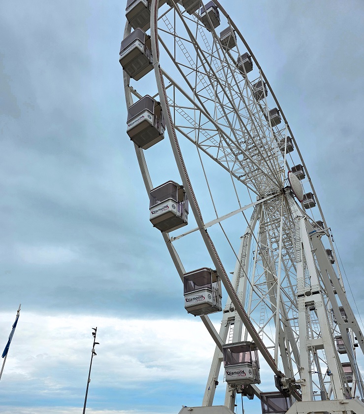 Scopri di più sull'articolo La ruota panoramica sul mare di Riccione è pronta per illuminare la città dall’alto