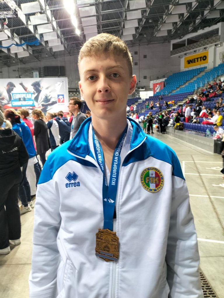 Scopri di più sull'articolo Szczecin: Italia padrona d’Europa nel karate tra gli italiani un nibionnese Daniele Bassani