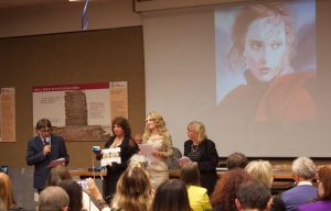 Scopri di più sull'articolo VILLASANTA: L’ARTISTA COMASCA DANIELA PORRO PREMIATA CON L’AMBROGINO D’ORO