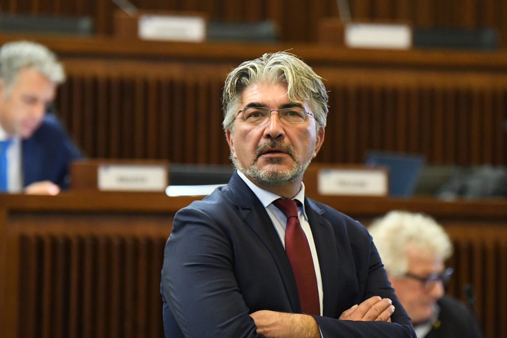 Scopri di più sull'articolo TRIESTE: LE MINORANZE IN REGIONE ESULTANO AL NO DEL TERZO MANDATO POSSIBILE A FEDERIGA