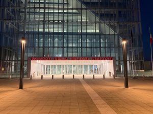 Scopri di più sull'articolo LA REGIONE PIEMONTE CONTRO LA VIOLENZA SULLE DONNE L’insegna del Grattacielo illuminata di arancione come segno concreto di adesione alla campagna ONU “Orange the World”