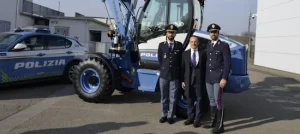 Scopri di più sull'articolo RAVENNA: CERIMONIA DI CONSEGNA DELLA PALA GOMMATA CON LIVREA DELLA POLIZIA DI STATO CHE SARA’ USATA PER MILANO-CORTINA