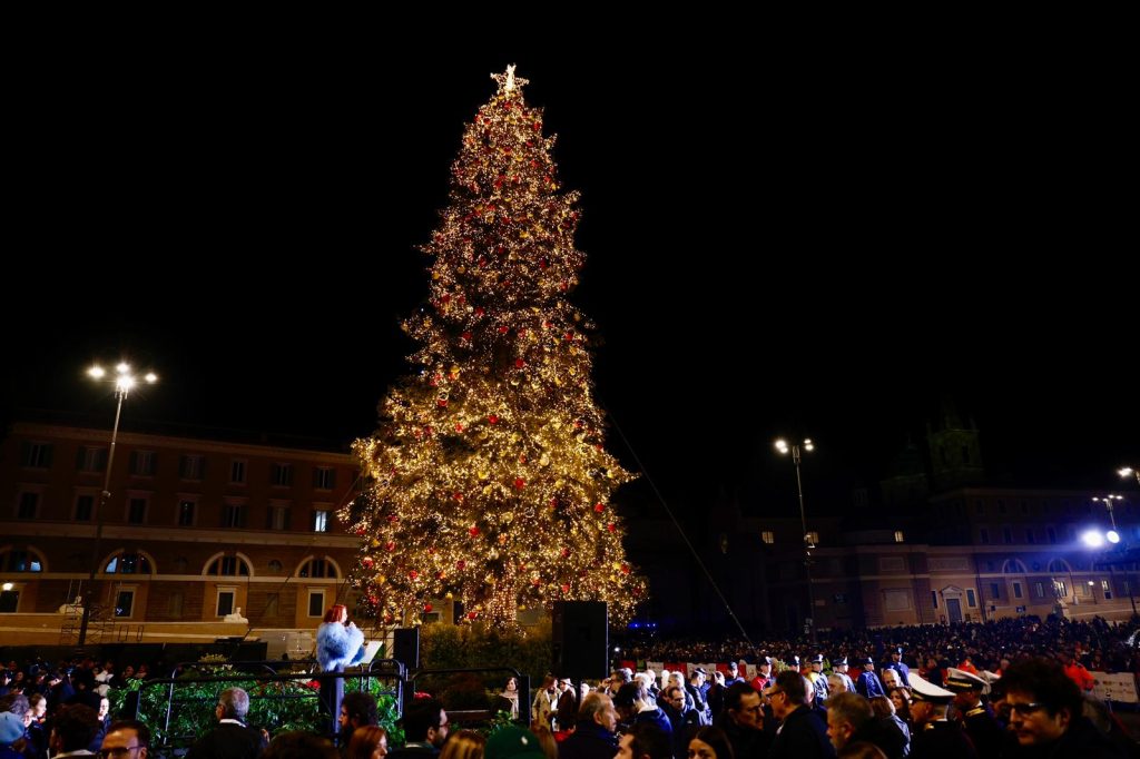 Scopri di più sull'articolo ROMA: ACCESO L’ALBERO DI NATALE ALLA PRESENZA DEL SINDACO GUALTIERI E MARINALI DI ACEA