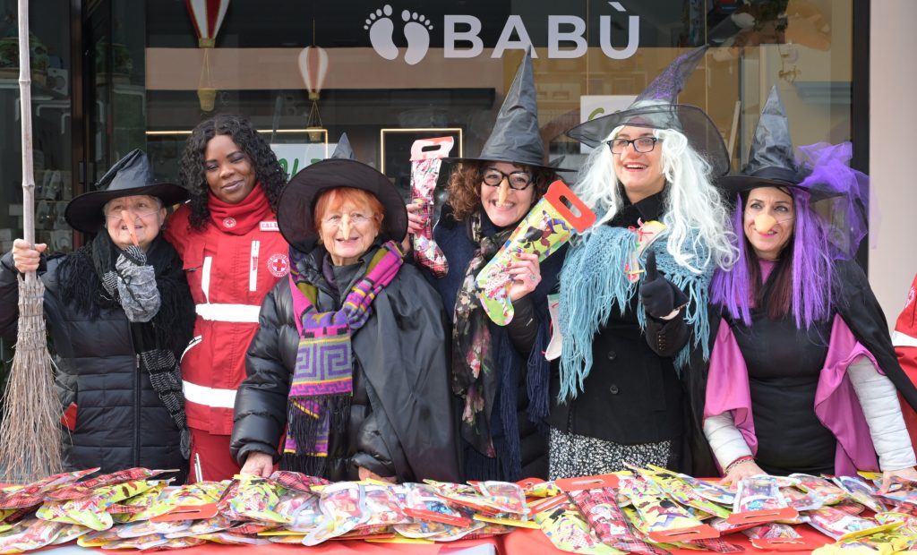 Scopri di più sull'articolo RICCIONE: LA BEFANA OGGI HA SALUTATO I BAMBINI IN CITTA’ GRANDE SUCCESSO DI PRESENZE