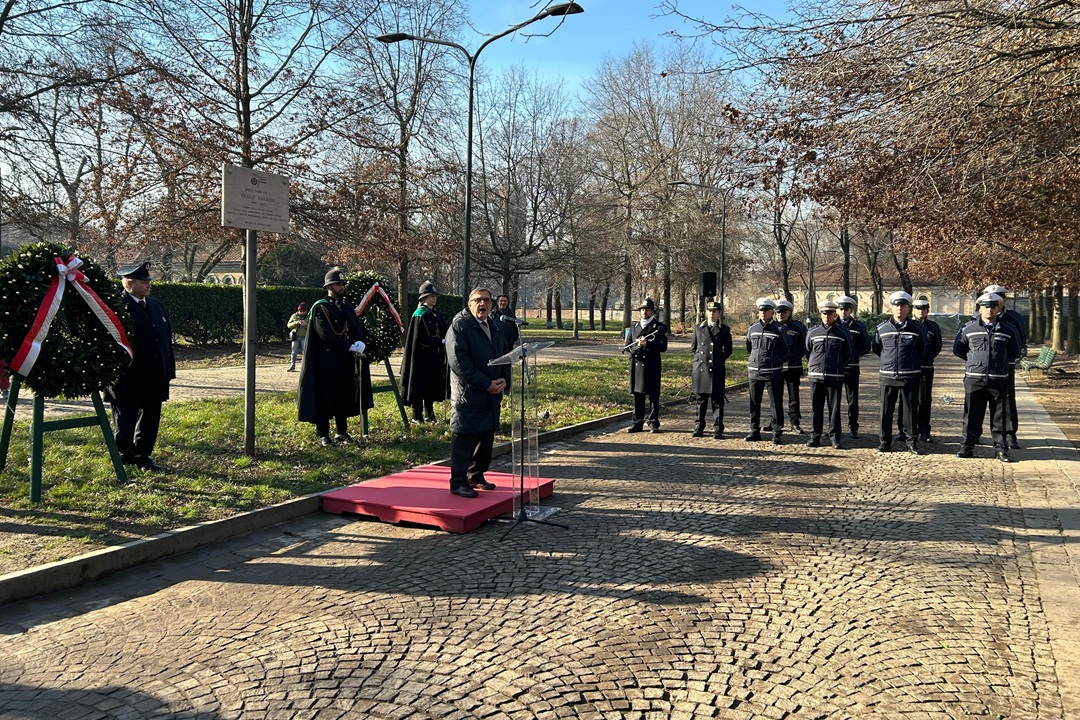 Scopri di più sull'articolo MILANO: ASSESSORE LA RUSSA A COMMEMORAZIONE AGENTE SAVARINO “MODELLO PER I COLLEGHI, UN ESEMPIO DA RICORDARE”