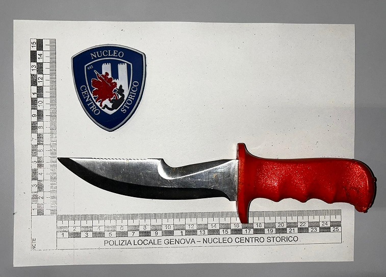 Scopri di più sull'articolo GENOVA: UN ARRESTO PER SPACCIO, UNA ESPULSIONE DI IRREGOLARE E UNA DENUNCIA PER PORTO ABUSIVO DI COLTELLI E SEQUESTRO DELLE ARMI 