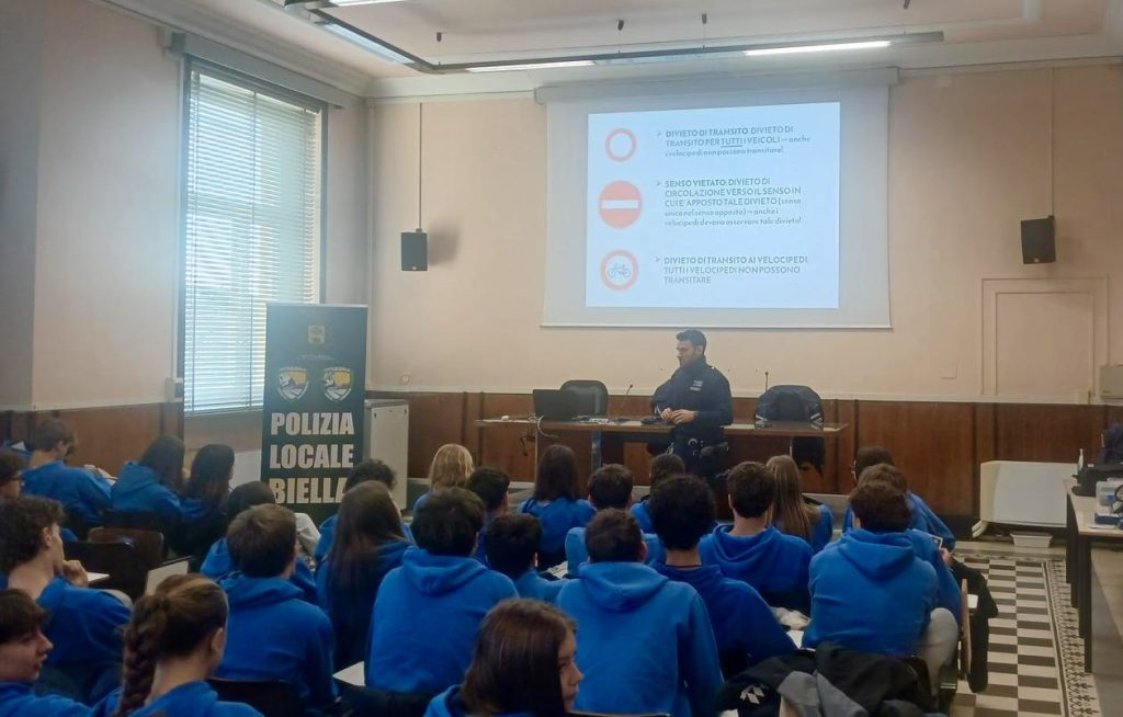 Scopri di più sull'articolo Giornata formativa in Liceo scientifico sportivo tenuta dagli agenti della Polizia Locale di Biella
