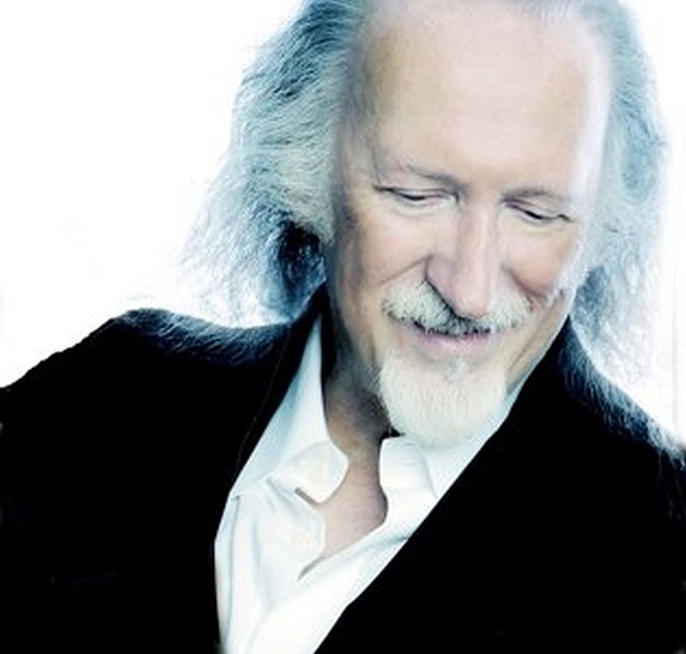 Scopri di più sull'articolo PIERO CASSANO riceverà il Premio “DIETROLEQUINTE” 2026 nell’ambito del PRESS GOLDEN GALA