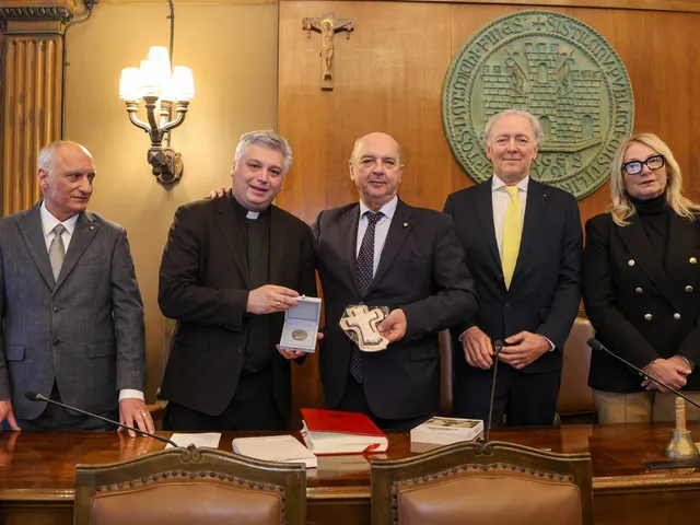 Al momento stai visualizzando TRIESTE: A DON MARCO EUGENIO BRUSUTTI E’ STATO CONFERITO IL PREMIO SIGILLO TRECENTESCO