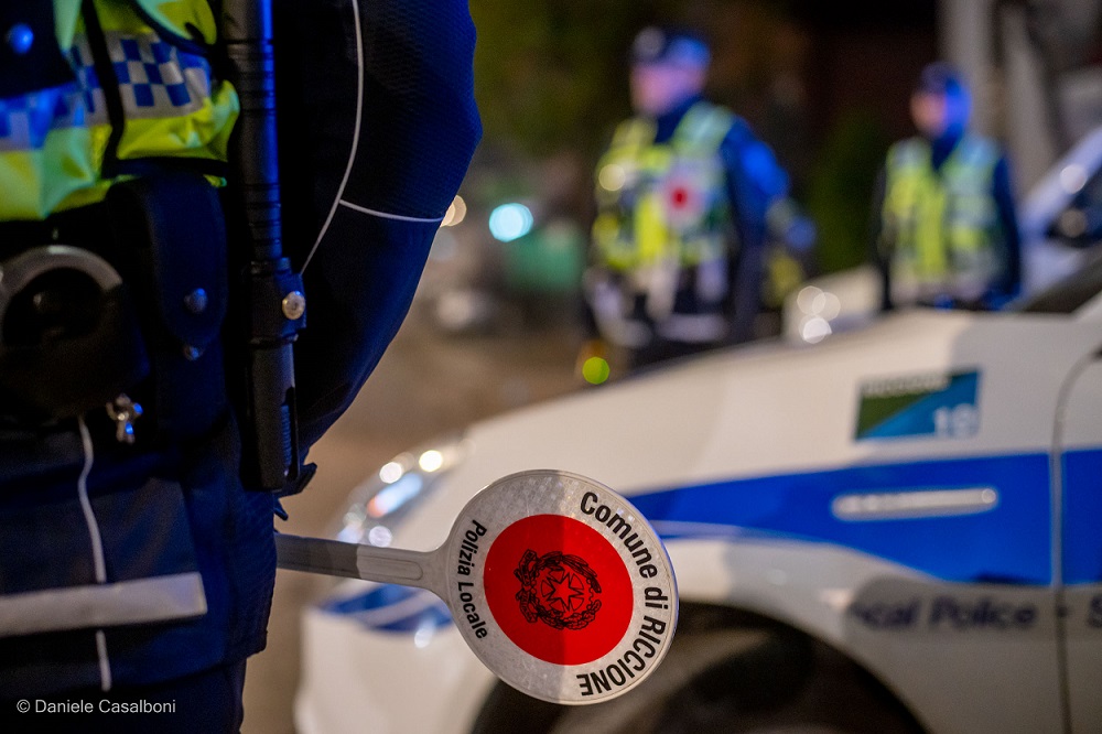 Scopri di più sull'articolo Riccione: Schianto in viale D’Annunzio, abbatte i pali della videosorveglianza e scappa