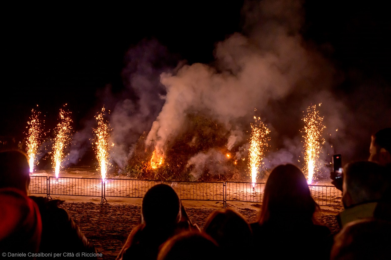 Scopri di più sull'articolo Riccione: il grande abbraccio collettivo della “Fugaracia” in riva al mare