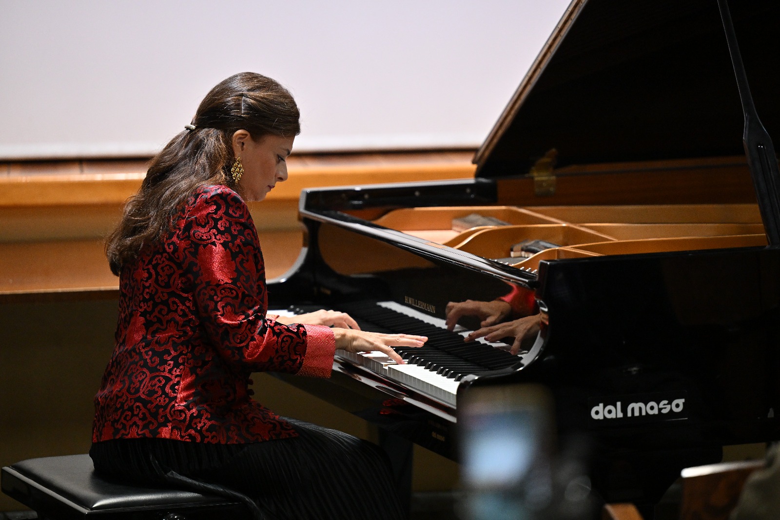 Al momento stai visualizzando La pianista, INGRID CARBONE torna in Italia con due eventi tra musica e matematica