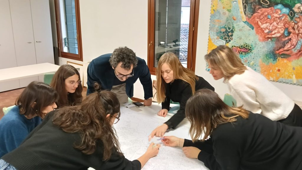 Scopri di più sull'articolo PORDENONE: Vestizione della città in primavera il concept del progetto di allestimento