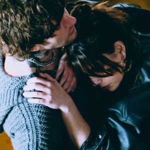 Scopri di più sull'articolo EMMA feat. RKOMI “VACCI PIANO”