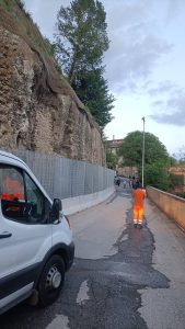Scopri di più sull'articolo ROMA: RIAPERTA VIA DELL’ISOLA FARNESE DOPO INTERVENTI DI MESSA IN SICUREZZA A CAUSA DI FRANE