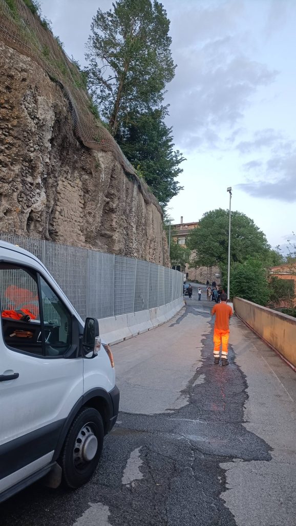 Scopri di più sull'articolo ROMA: RIAPERTA VIA DELL’ISOLA FARNESE DOPO INTERVENTI DI MESSA IN SICUREZZA A CAUSA DI FRANE