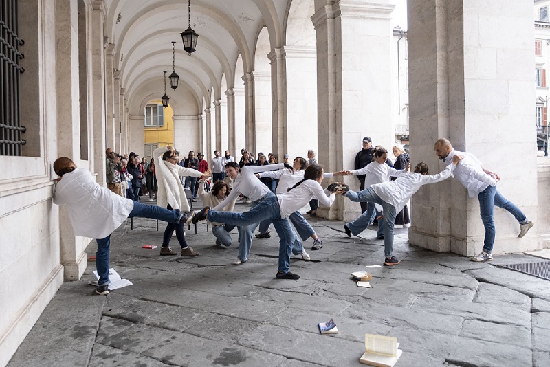 Al momento stai visualizzando Bergamo. Spettacoli che riflettono sul contemporaneo, sulla possibilità di dialogo, sul sentirsi comunità