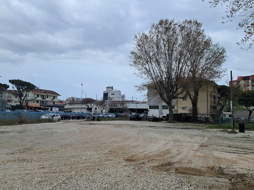 Scopri di più sull'articolo Riccione, più parcheggi sul porto: da venerdì riapre viale Paolieri con 118 posti auto