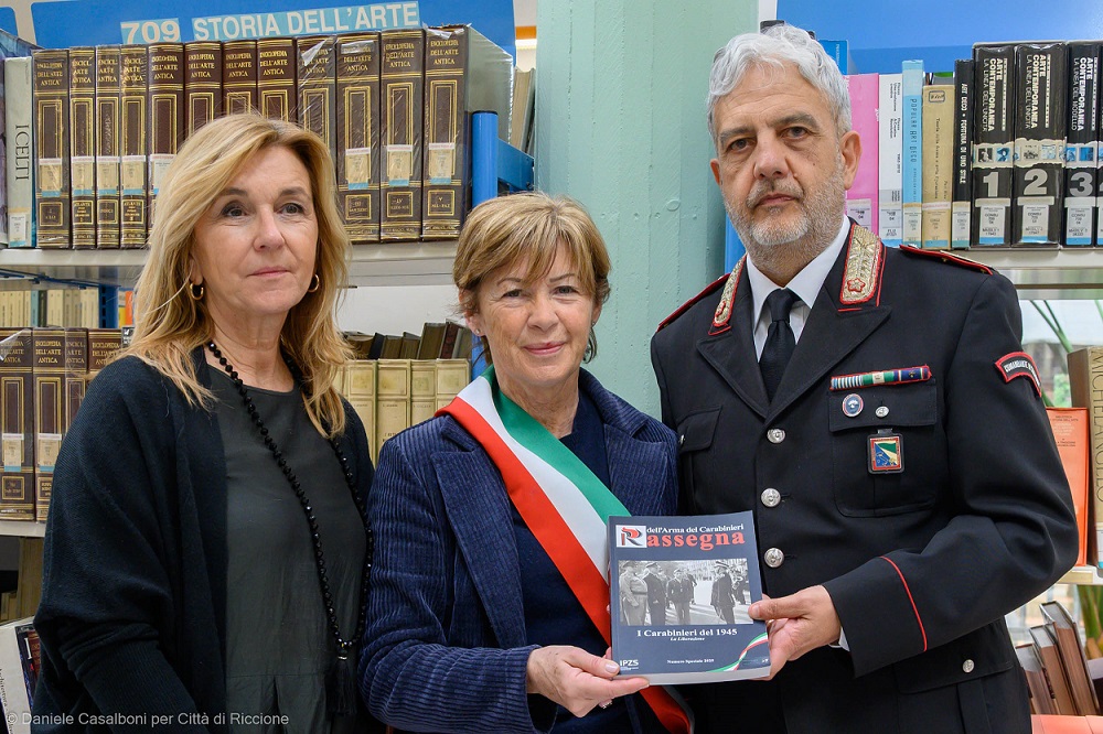 Scopri di più sull'articolo Riccione, l’Arma dei Carabinieri dona alla biblioteca comunale un volume speciale sulla Liberazione