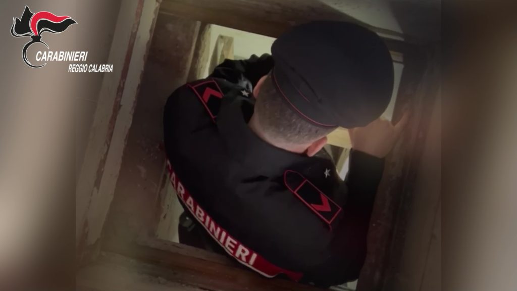 Scopri di più sull'articolo GIOIA TAURO: I CARABINIERI DI REGGIO CALABRIA SCOPRONO UN BUNK IN UN CASOLARE NELLE CAMPAGNE