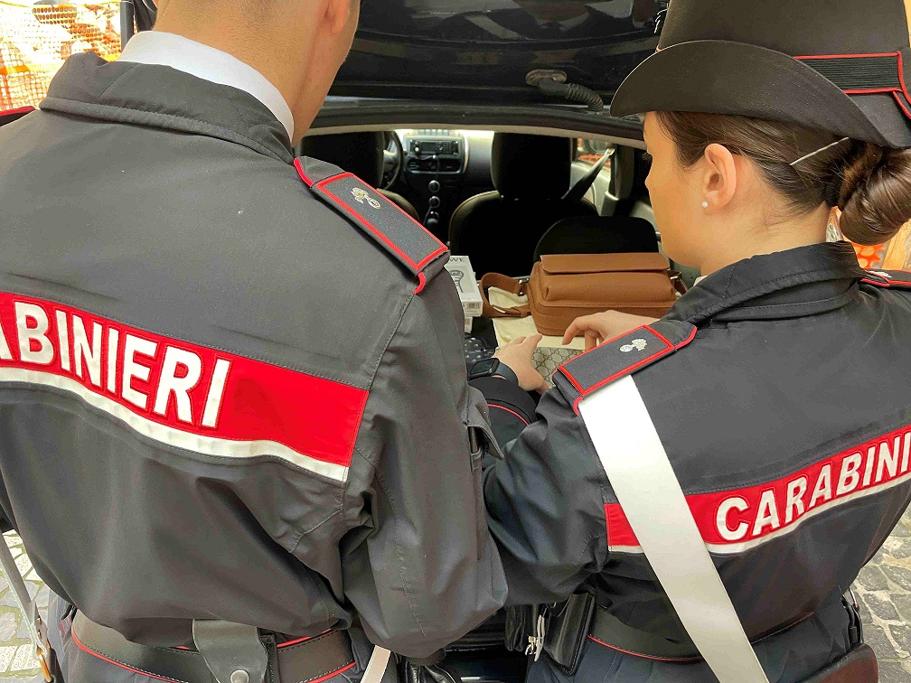 Al momento stai visualizzando Roma, furto in boutique di lusso: arrestato 19enne, recuperata altra refurtiva