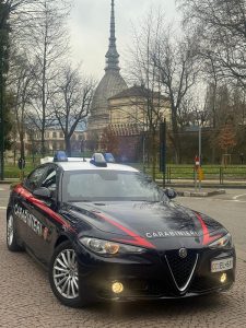 Scopri di più sull'articolo Bimbo di 2 anni chiuso in auto nel Torinese: salvato dai Carabinieri