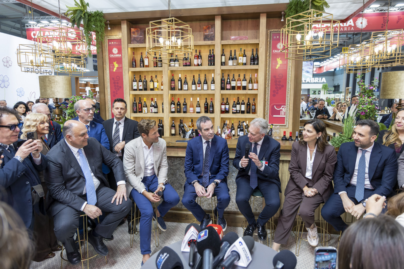 Al momento stai visualizzando Al Vinitaly, la Regione Calabria celebra le aziende vinicole con una grande partecipazione di produttori