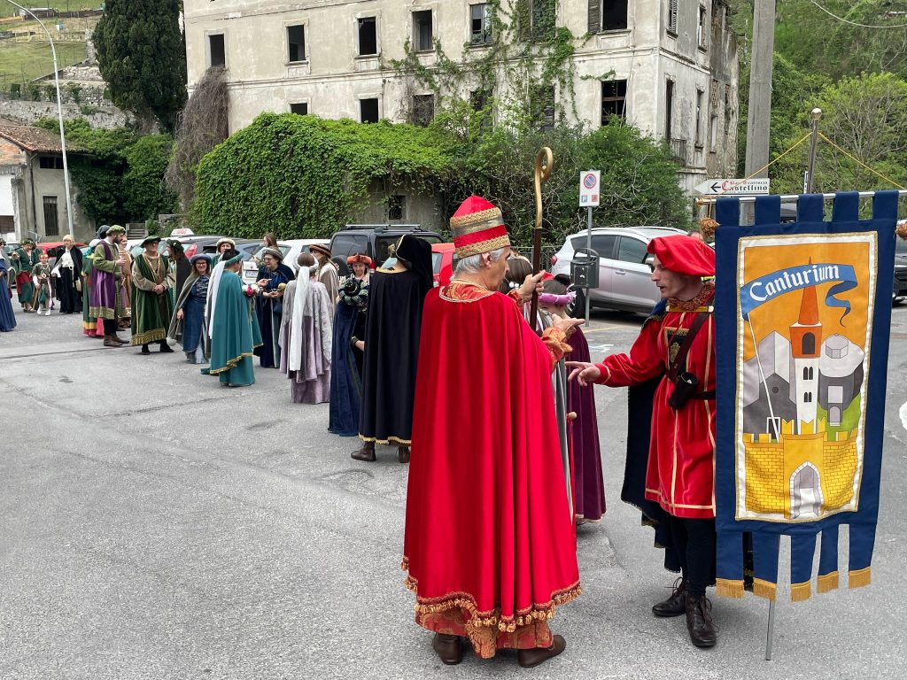 Scopri di più sull'articolo Caslino d’Erba: tra dame e fanti, il paese rivive il Medioevo per un giorno ed è un vero successo