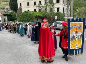 Scopri di più sull'articolo Caslino d’Erba: tra dame e fanti, il paese rivive il Medioevo per un giorno ed è un vero successo