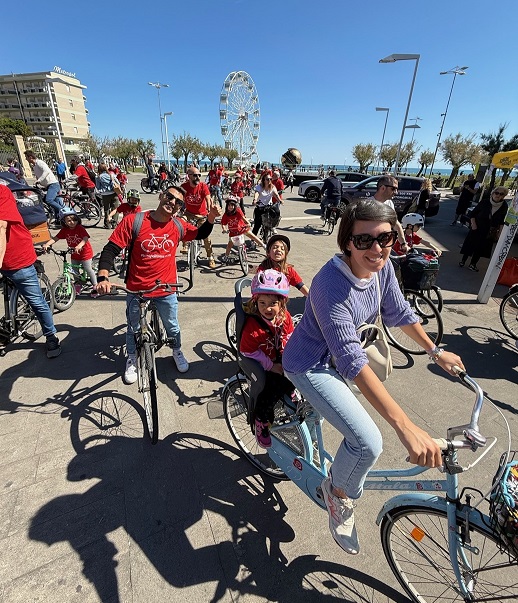 Al momento stai visualizzando Bimbimbici, successo a Pesaro: centinaia di famiglie in sella per celebrare la mobilità “green”