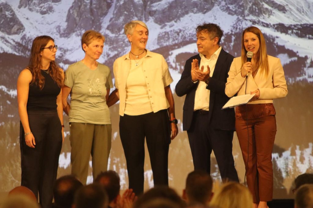 Scopri di più sull'articolo Solidarietà a Erba: tutto esaurito per “Sulle vette con Elia e Giulia”, raccolti oltre 4.000 euro per Lariosoccorso