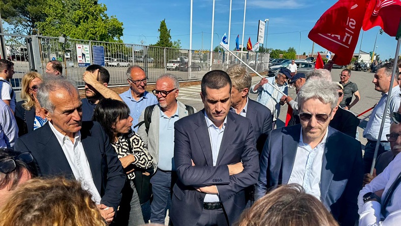 Al momento stai visualizzando Crisi Electrolux, de Pascale e Paglia al presidio di Forlì: “La multinazionale ritiri i licenziamenti”