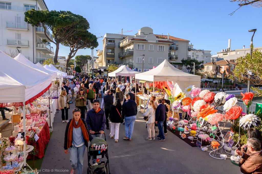 Scopri di più sull'articolo Riccione, torna “Fièra”: la magia dell’artigianato contemporaneo sul porto canale